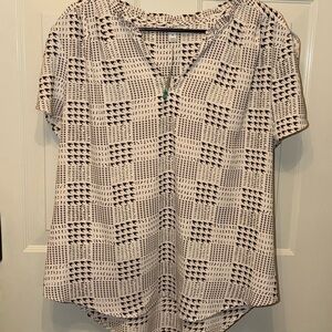 41 Hawthorn White Short-Sleeve V-Neck Top with Black Print